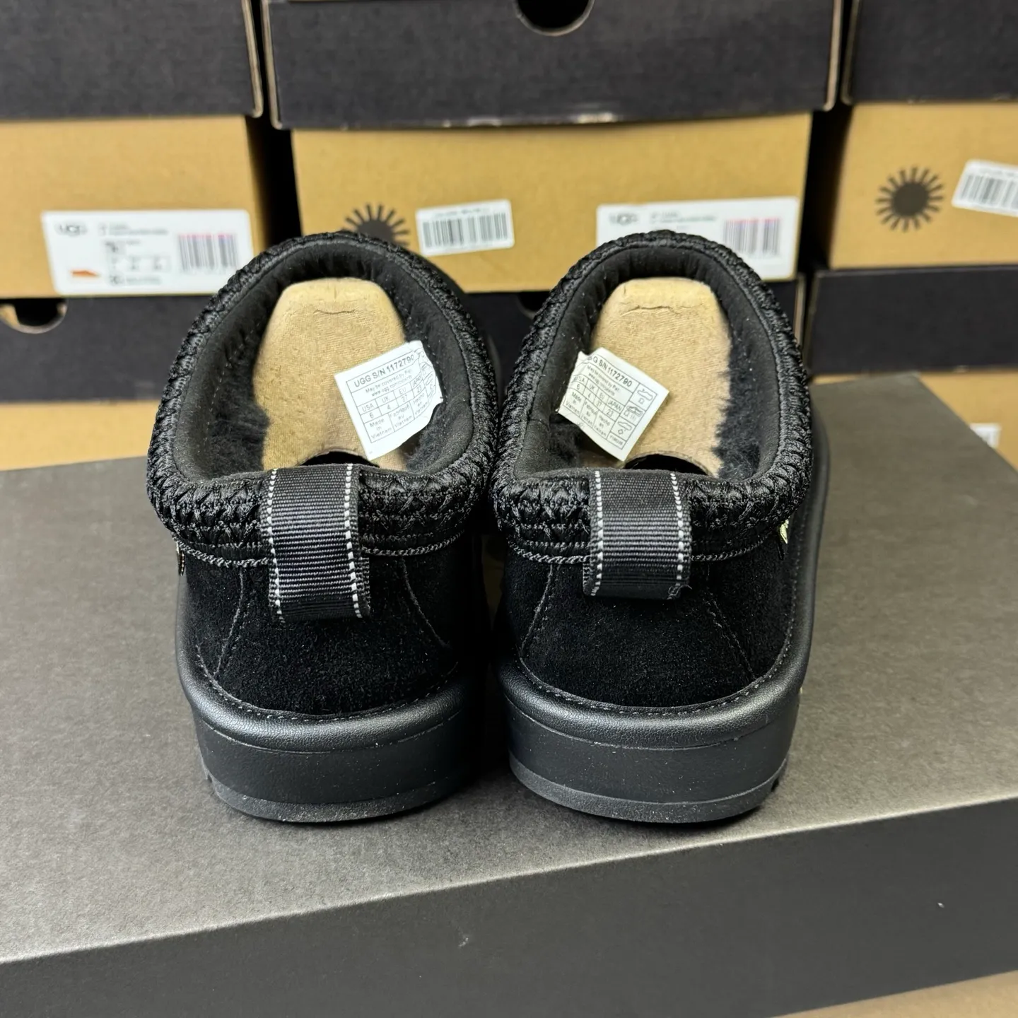 Pick up locally 💰520. The core recommendation is good price. The platform is exclusively for foreign trade. UGG Tasman GTX winter neutral snow shoes 1172790. Produced by ten-year-old brand shoemaking factory production line. Pay attention to every detail. Longfeng A-grade genuine sheep fur. Completely built in accordance with the ZP process. Size: 35 36 37 38 39 40 41 42 43 44 45